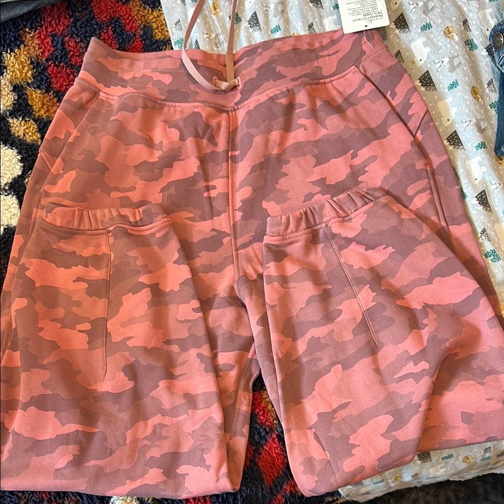 Lululemon size 14 Pink Camo Women's Sweatpants